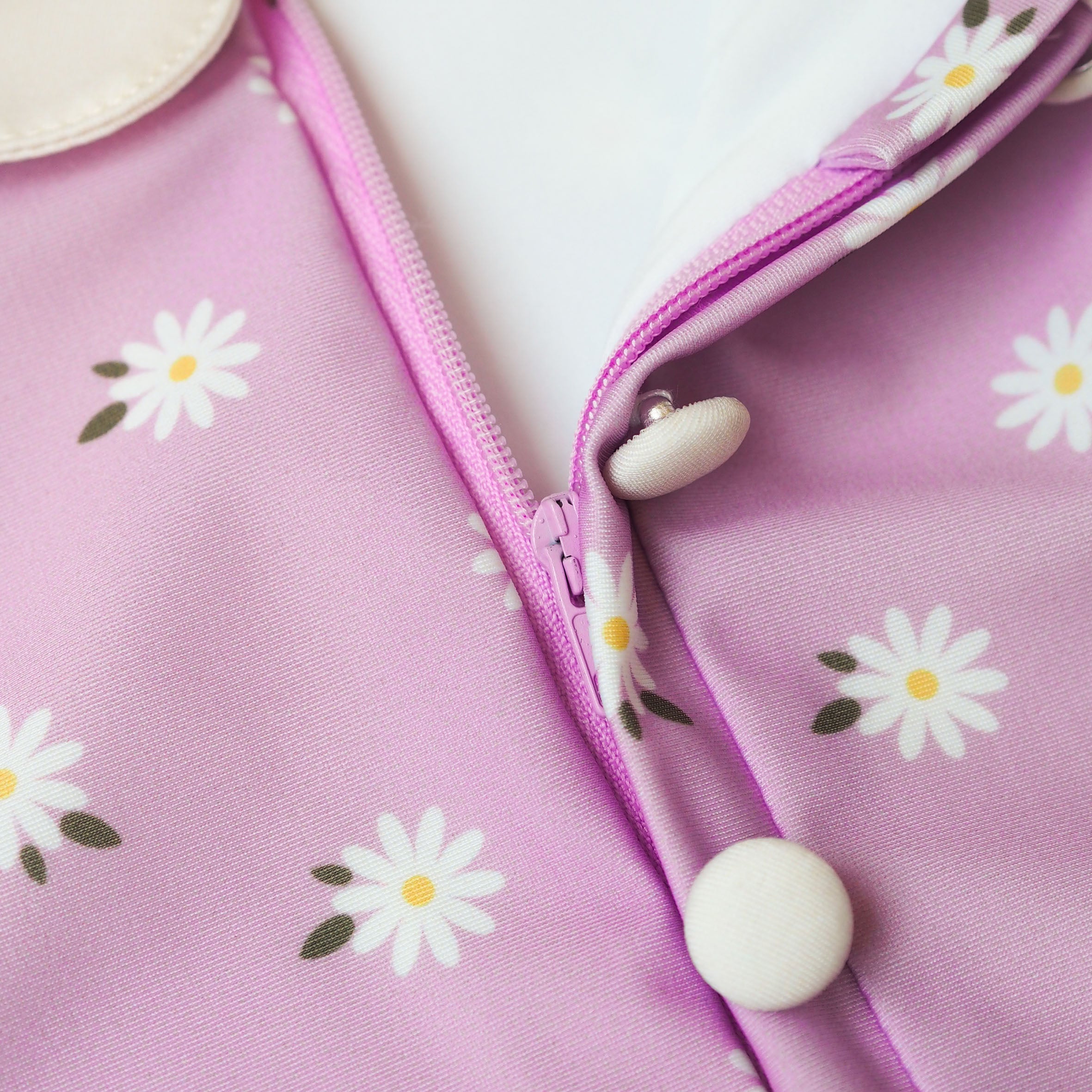 Mädchen UV Badeanzug Ruffle Florence - Lila mit Gänseblümchen